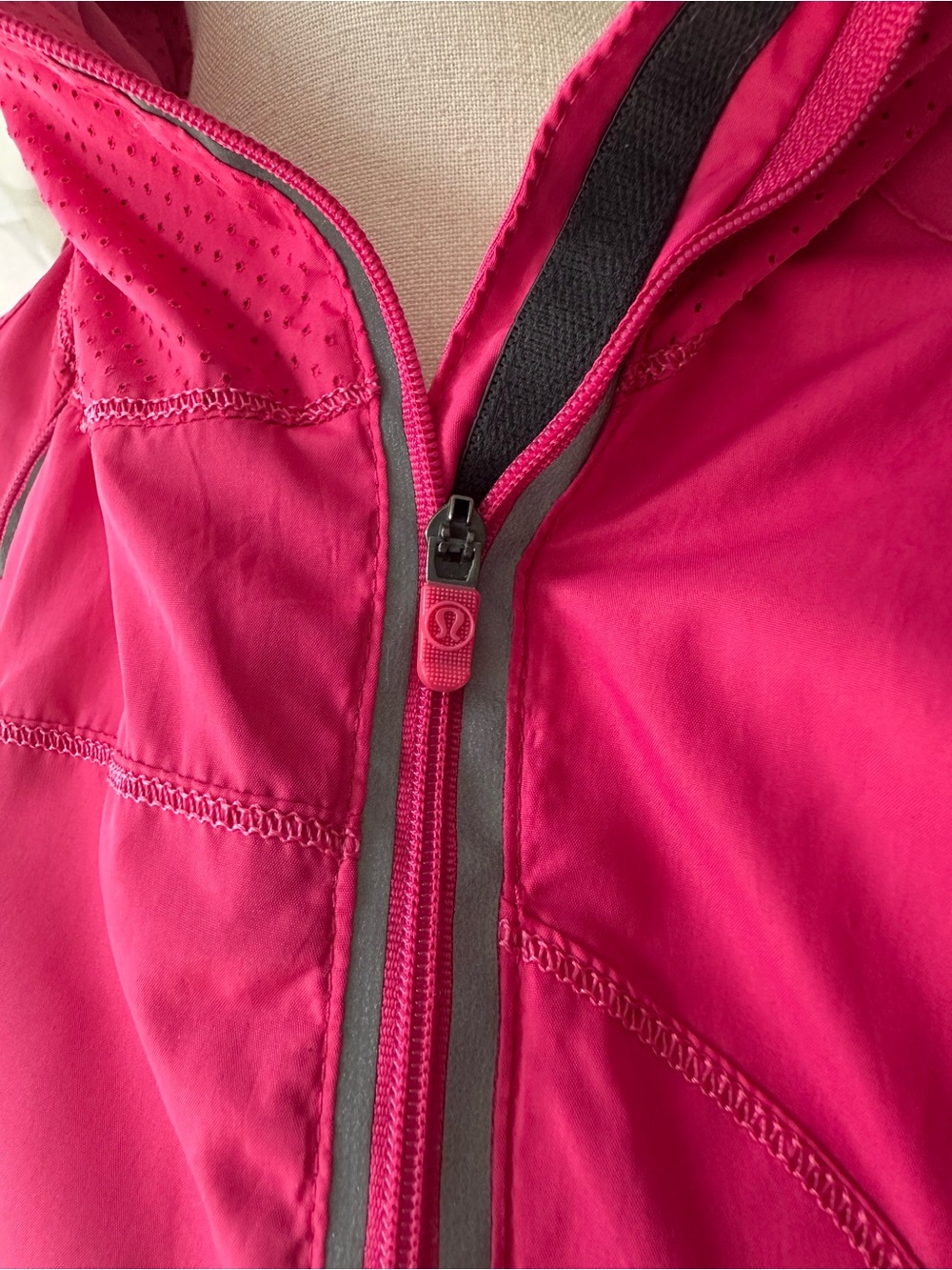 Lululemon Run Inspire Jacket Senorita Pink Full Zip Long Sleeve Hiking Hood sz 4 - Picture 3 of 16